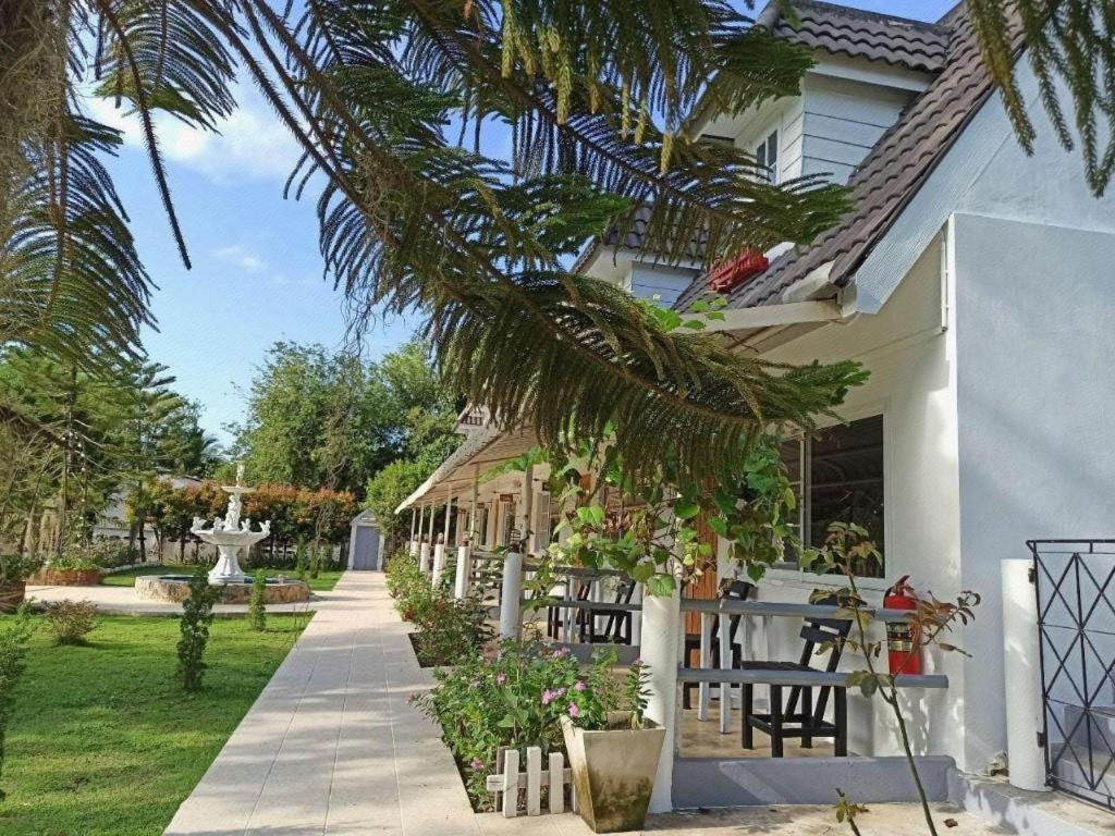 Charisma Resort Suan Phueng Exterior foto